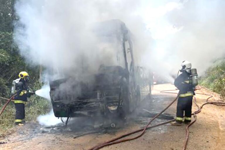 Incêndio deixa ônibus destruído em Ilhota