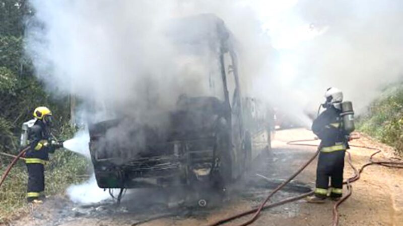 Incêndio deixa ônibus destruído em Ilhota