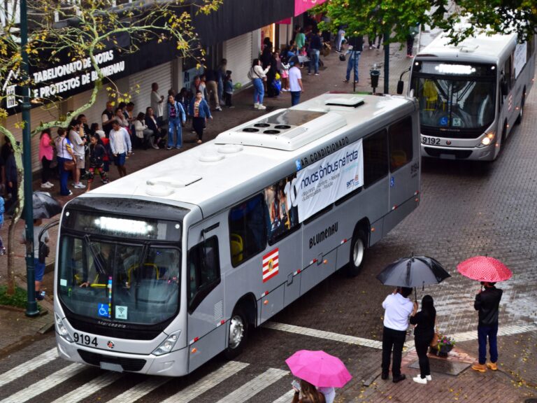 Blumenau recebe dez novos ônibus para uso no transporte coletivo