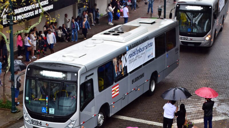 Blumenau recebe dez novos ônibus para uso no transporte coletivo